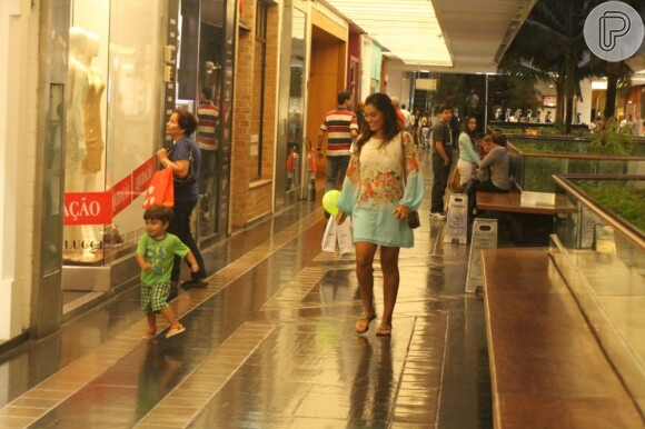 Juliana Paes sorri ao ver o filho correr pelo shopping