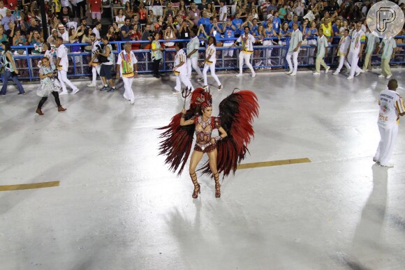Thaila Ayala foi uma das musas do desfile da Grande Rio em homenagem a Ivete Sangalo
