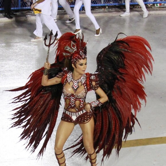 Thaila Ayala foi uma das musas do desfile da Grande Rio em homenagem a Ivete Sangalo