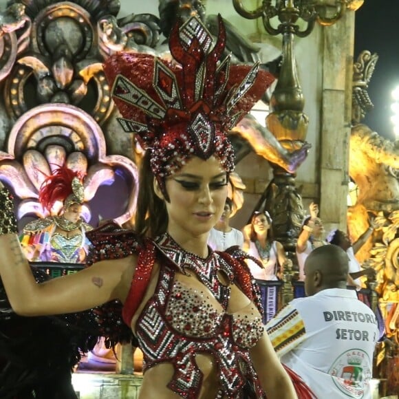 Thaila Ayala não malhou para o desfile da Grande Rio, na madrugada desta segunda-feira, 27 de fevereiro de 2017: 'Não tive tempo para malhar o bumbum. Nem tenho bumbum, mas está tudo bem!'