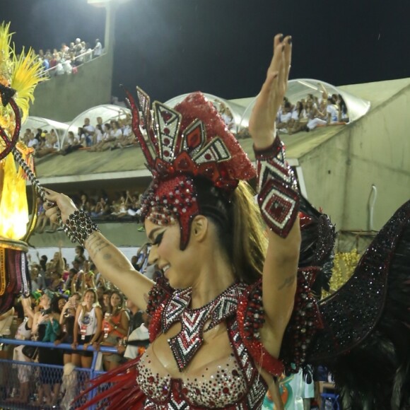 Thaila Ayala exibiu boa forma ao desfilar como musa da Grande Rio