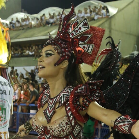 Thaila Ayala foi uma das musas do desfile da Grande Rio em homenagem a Ivete Sangalo