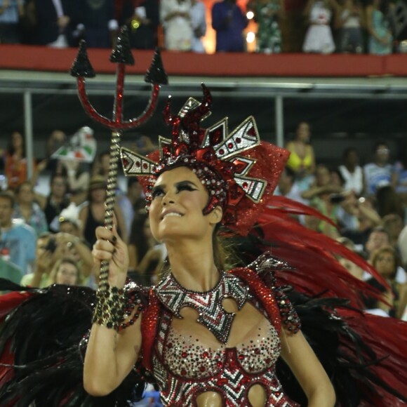 Thaila Ayala desfilou como uma das musas da Grande Rio