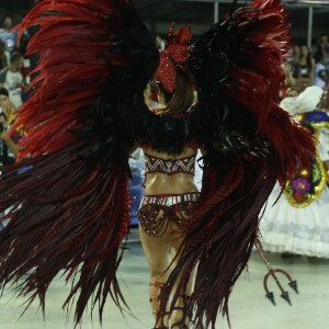 Thaila Ayala exibiu boa forma no desfile da Grande Rio