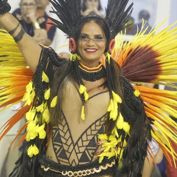 Luiza Brunet acenou para o público e cantou o samba-enredo da Imperatriz Leopoldinense do início ao fim do desfile