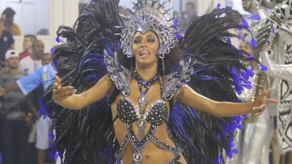 Vídeo: Miss Brasil Raissa Santana mostra samba no pé e boa forma no Carnaval