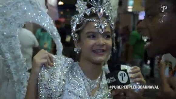 Mel Maia reclama de salto após desfile no Carnaval 2017 e mostra samba no pé. Vídeo!