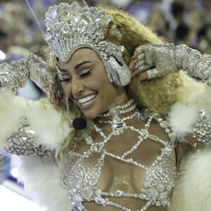 Rainha de bateria da Vila Isabel, Sabrina Sato brilhou na Avenida com uma fantasia supercavada na madrugada desta segunda-feira, 27 de fevereiro de 2017