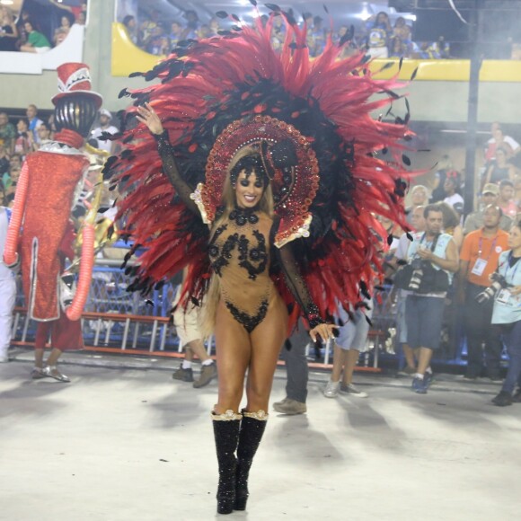 Mesmo mancando e com dores, a modelo foi até o fim da apresentação da Vila Isabel, na madrugada desta segunda-feira, 27 de fevereiro de 2017