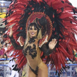 Durante o desfile, na madrugada desta segunda-feira, 27 de fevereiro de 2017, Nicole Bahls sofreu uma torção no tornozelo