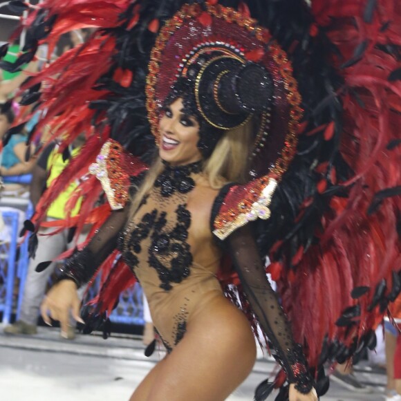 A modelo, no entanto, não se vê substituindo Sabrina Sato: 'Eu tô muito longe de ocupar um cargo dela'