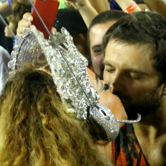Durante o desfile, Sabrina Sato cumprimentou sua mãe, Dona Kika, e deu um selinho no namorado Duda Nagle