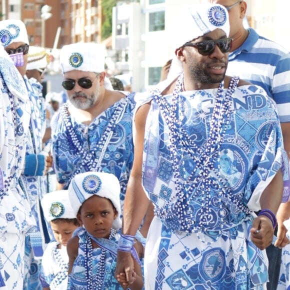 Na Bahia, Lázaro curtiu a folia com a família toda em um camarote, no dia 26 de fevereiro de 2017