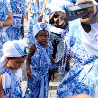 Carnaval: Lázaro Ramos e o filho curtem bloco Filhos de Gandhy na Bahia