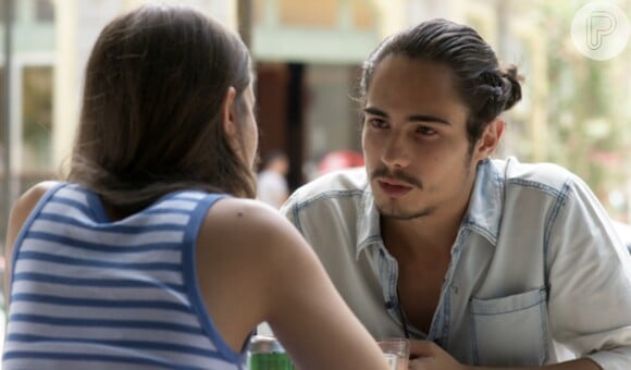 Nicolau (Danilo Mesquita) explica suas razões para esconder o câncer dos pais e pede que Luana (Joana Borges) não revele seu segredo, na novela 'Rock Story'