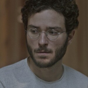 Élio (João Campos) é morto por Mág (Vera Holtz), mas coloca seu laptop para filmar o assassinato, na novela 'A Lei do Amor'