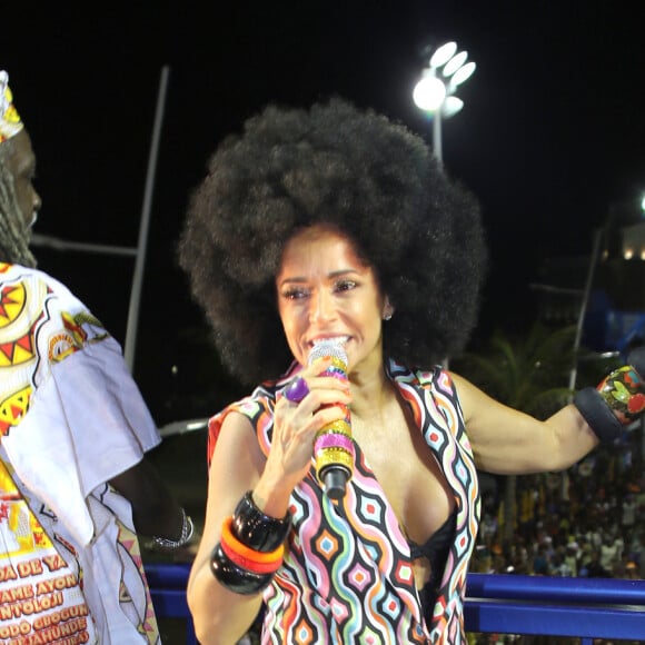 Daniela Mercury, de peruca, agitou o público no Carnaval de Salvador nesta segunda-feira, 27 de fevereiro de 2017