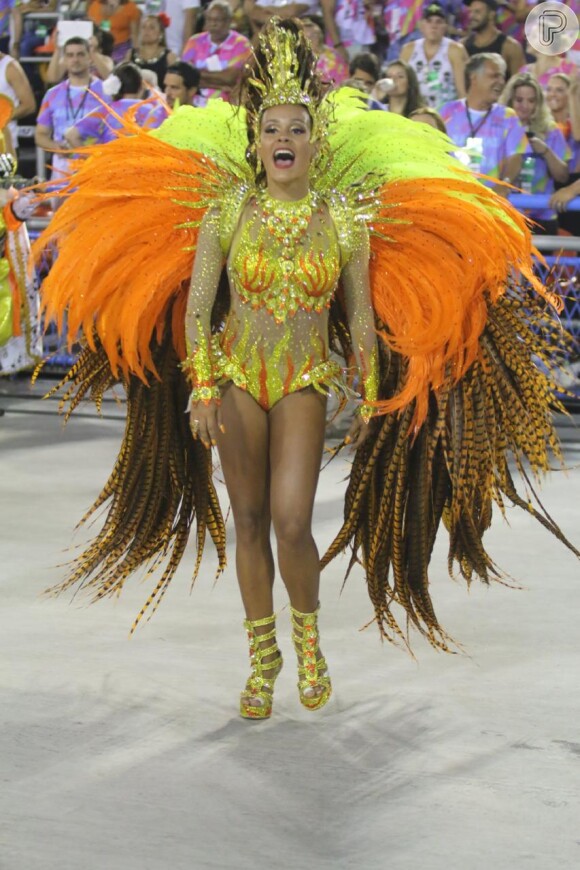 Raphaela Gomes brilhou com fantasia representando o sol em desfile da escola de samba carioca São Clemente