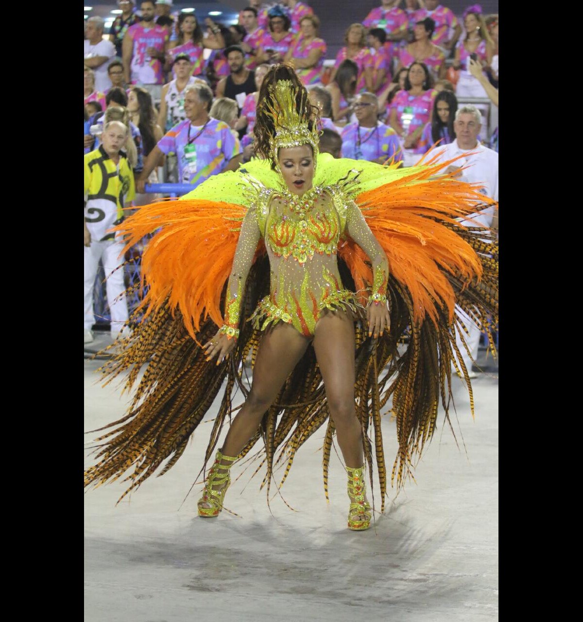 Foto A Fantasia Da Rainha De Bateria Da S O Clemente Raphaela Gomes De Anos Conta Com