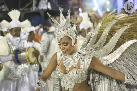 Raphaela Gomes, então com 17 anos, levou uma queda durante o desfie da São Clemente no Carnaval de 2016