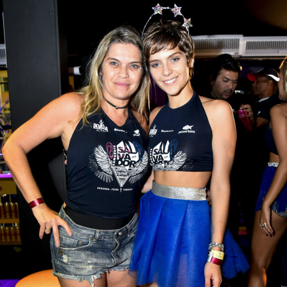 Quando assunto é clima de azaração, Isabella Santoni voltou a despistar: 'Estou curtindo o Carnaval com a minha família. Minha mãe e meu primo'