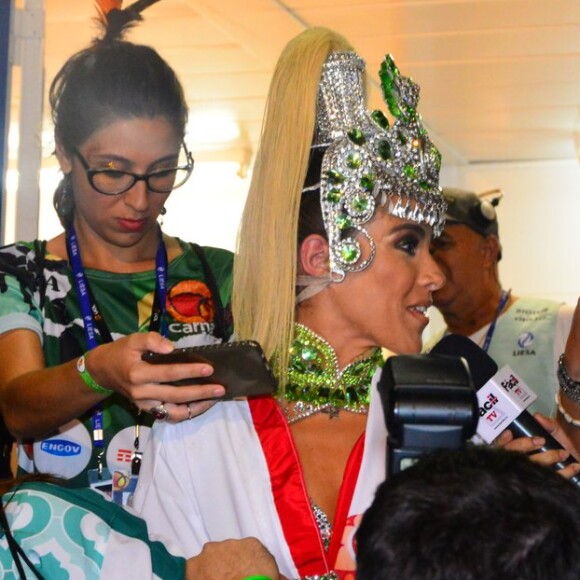 Wanessa Camargo, musa da Mocidade Independente de Padre Miguel, na concentração na Sapucaí aguardando a escola entrar na Avenida, na madrugada desta terça-feira, 28 de fevereiro de 2017