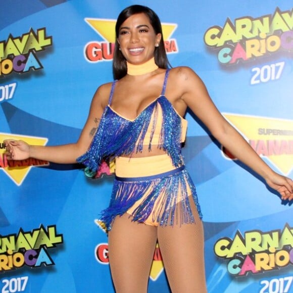 Antes de voltar a usar os cabelos lisos, Anitta adotou tranças nagô para o Carnaval de Salvador, mas a transformação dividiu opiniões das pessoas e ela recebeu diversas críticas dos internautas que a acusaram de apropriação cultural pelo penteado rastafári