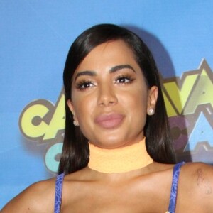 'Ainda não deu para beijar na boca, quem dera. Mas depois eu tiro ferias, e aí vai dar', brincou Anitta