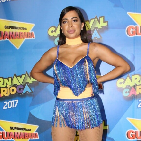 'Ainda não deu para beijar na boca, quem dera. Mas depois eu tiro ferias, e aí vai dar', brincou Anitta