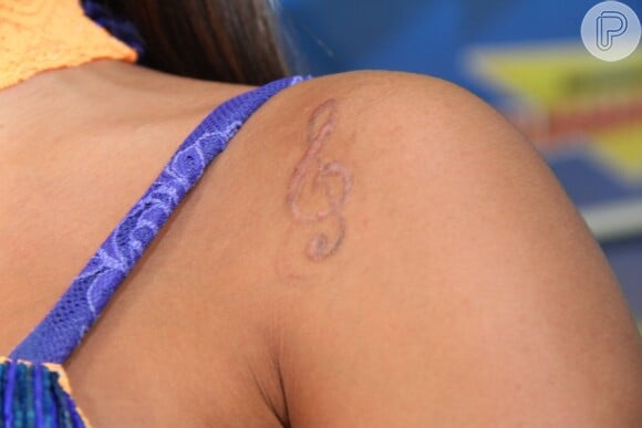Anitta deixou à mostra a tatuagem de clave de sol que está removendo
