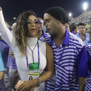 Ronaldinho Gaúcho desfilou com a mão na cintura da cantora e teve até direito a momento olhos nos olhos com ela