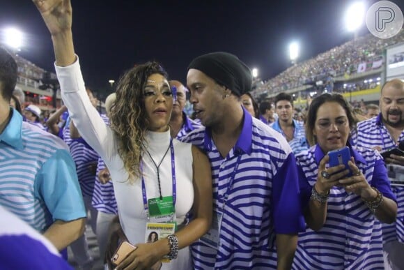Ronaldinho Gaúcho desfilou com a mão na cintura da cantora e teve até direito a momento olhos nos olhos com ela