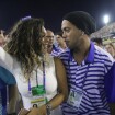Ronaldinho Gaúcho desfila na Portela abraçado à Juliana Diniz, affair do passado