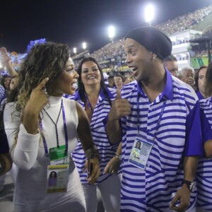 Ronaldinho Gaúcho chamou a atenção por não estar usando aliança de noivado, no dedo anelar, após notícias de que ele estaria noivo de Priscilla Coelho