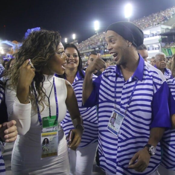 Juliana Diniz e Ronaldinho Gaúcho desfilaram pela Portela lado a lado na madrugada de terça-feira, 28 de fevereiro de 2017