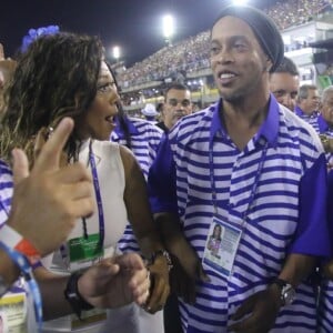 Juliana Diniz e Ronaldinho Gaúcho desfilaram pela Portela lado a lado na madrugada de terça-feira, 28 de fevereiro de 2017
