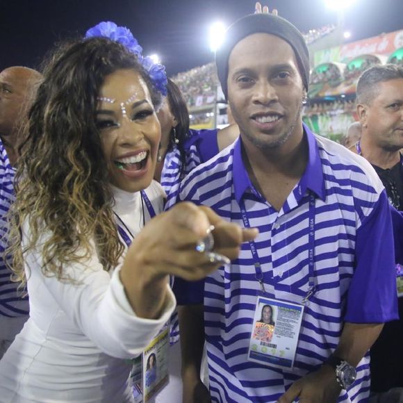 Juliana Diniz e Ronaldinho Gaúcho desfilaram pela Portela lado a lado na madrugada de terça-feira, 28 de fevereiro de 2017