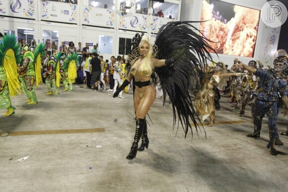 Juju Salimeni ousa na fantasia no Carnaval 2017 e esbanja boa forma no desfile da Unidos da Tijuca