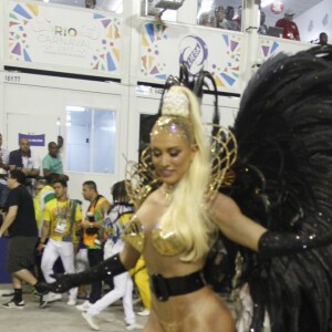 Juju Salimeni ousa na fantasia no Carnaval 2017 e esbanja boa forma no desfile da Unidos da Tijuca