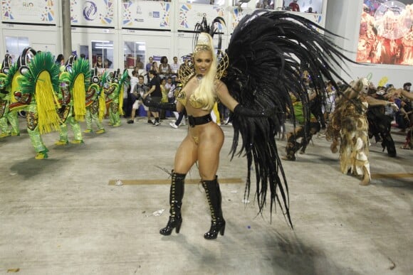 Juju Salimeni ousa na fantasia no Carnaval 2017 e esbanja boa forma no desfile da Unidos da Tijuca