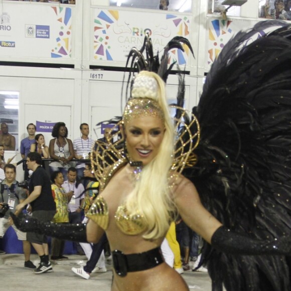 Juju Salimeni ousa na fantasia no Carnaval 2017 e esbanja boa forma no desfile da Unidos da Tijuca