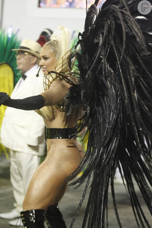 Juju Salimeni ousa na fantasia no Carnaval 2017 e esbanja boa forma no desfile da Unidos da Tijuca