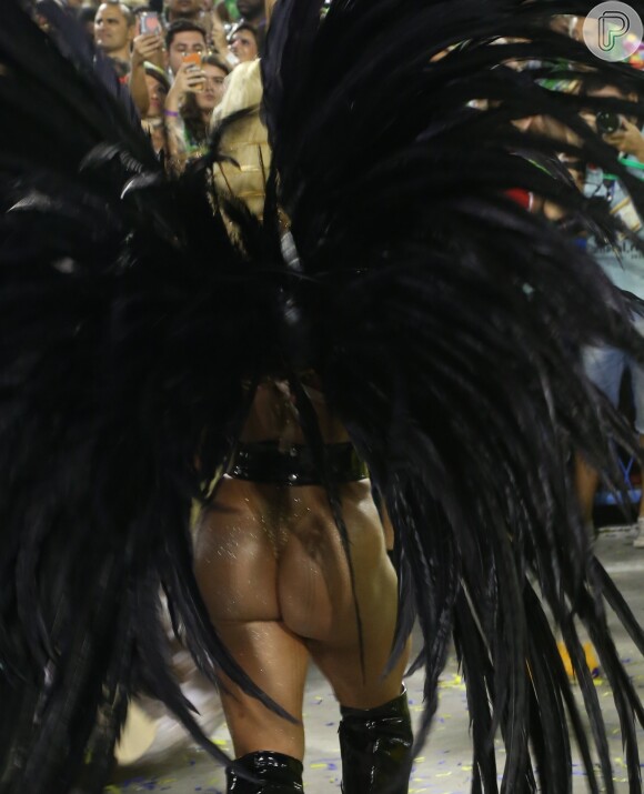 Juju Salimeni ousa na fantasia no Carnaval 2017 e esbanja boa forma no desfile da Unidos da Tijuca