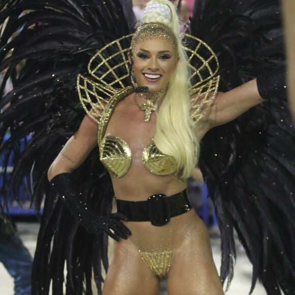 Juju Salimeni estava acompanhada do marido, Felipe Franco, durante desfile de Carnaval