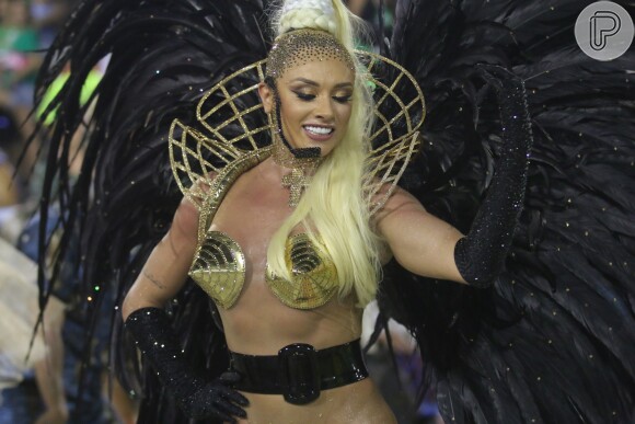 Juju Salimeni ousa na fantasia no Carnaval 2017 e esbanja boa forma no desfile da Unidos da Tijuca