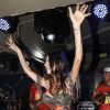 Thaila Ayala dançou bastante em camarote da Sapucaí