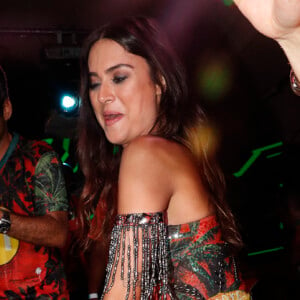 Thaila Ayala rebolou bastante em show em camarote na Sapucaí