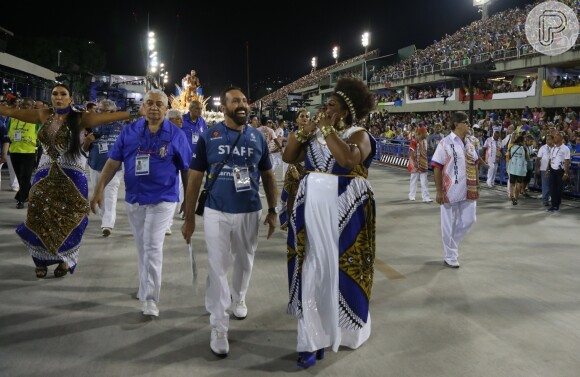 Cacau Protásio distribuiu sorrisos e beijos para a plateia durante o desfile da União da Ilha na Sapucaí, na terça-feira (28/02)