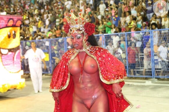 Alexandra Ricette ficou pintando o corpo por seis horas para desfilar como rainha Maria Padilha na Mangueira