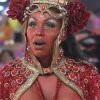 Alexandra Ricette, musa da Mangueira no Carnaval 2017, levou 6 horas para pintar o corpo. Confira entrevista no vídeo!